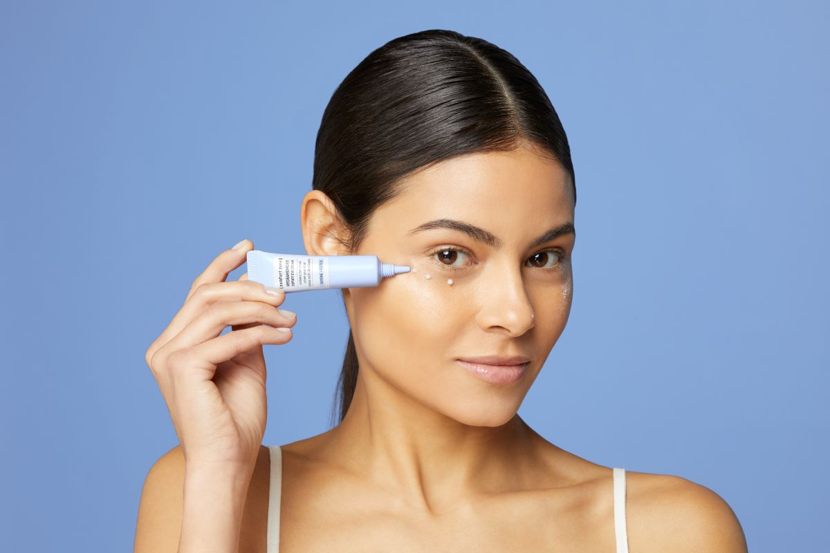 woman applying hydramemory eye cream